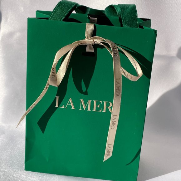 La Mer Beauty Gift Set 4pc, Paper Bag, Lotion, Cream, Eye Balm, Hydrating Serum - Picture 2 of 11